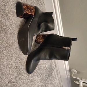 Chic Black Heeled Boots with Tortoise Detail